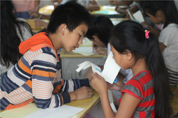 一起做手工的孩子