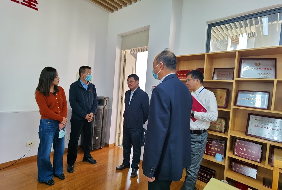 20221104062607815400.jpg 宋书记与教师党员亲切交谈