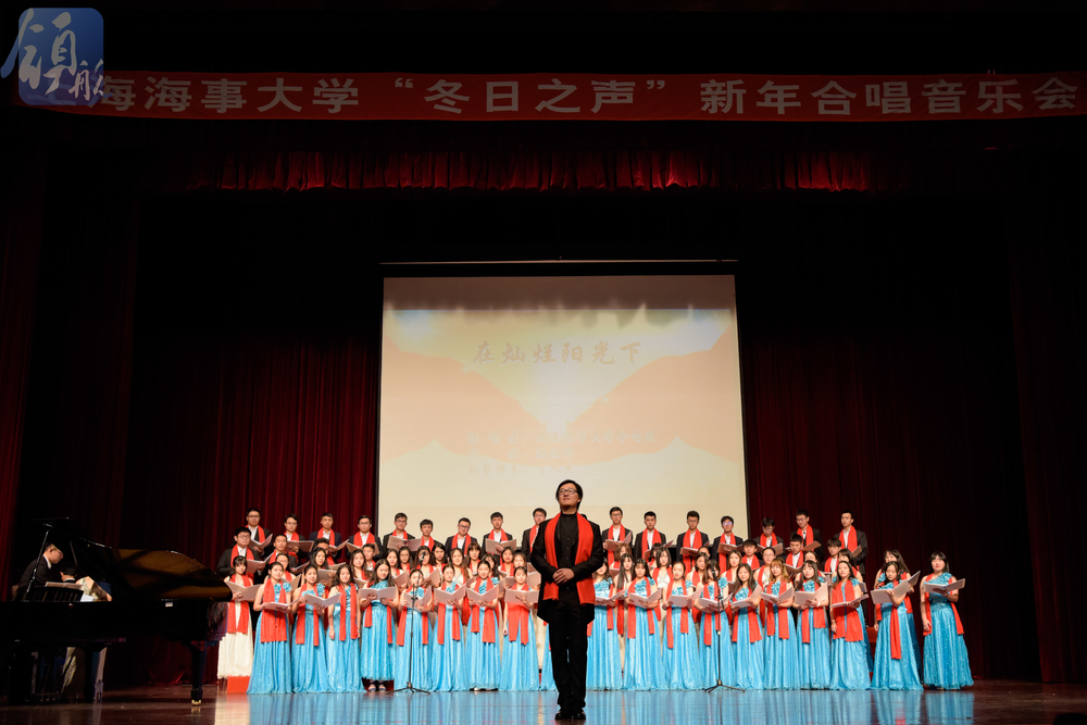 合唱团演唱《在灿烂阳光下》