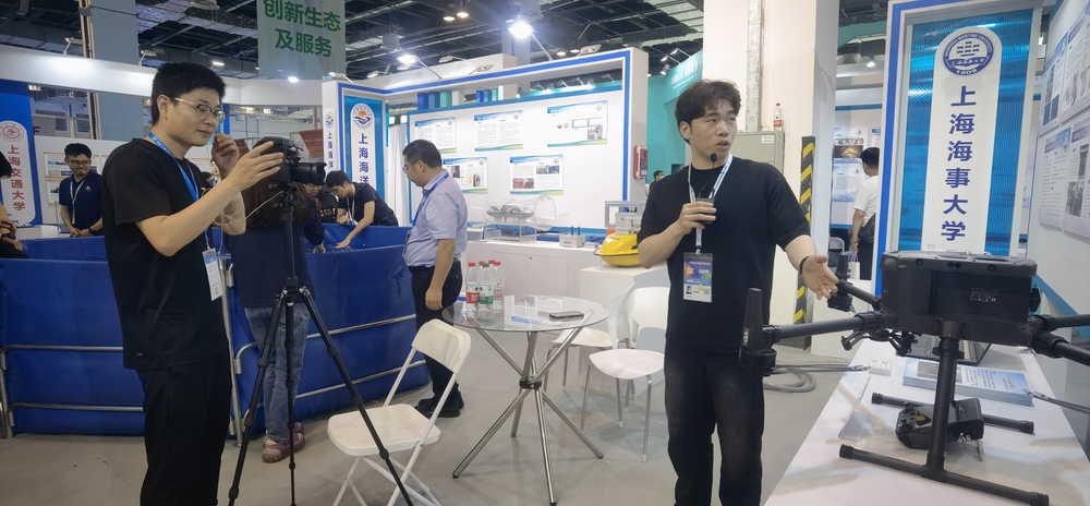 20240619010302486400.jpg 学校课题组介绍参展成果