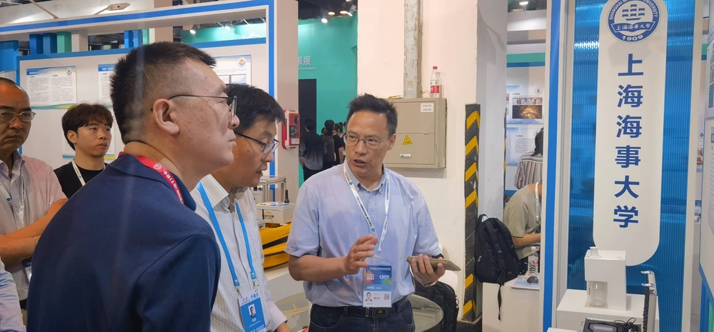 20240619010302271300.jpg 上海市高校科技发展中心主任陆震一行听取学校课题组介绍