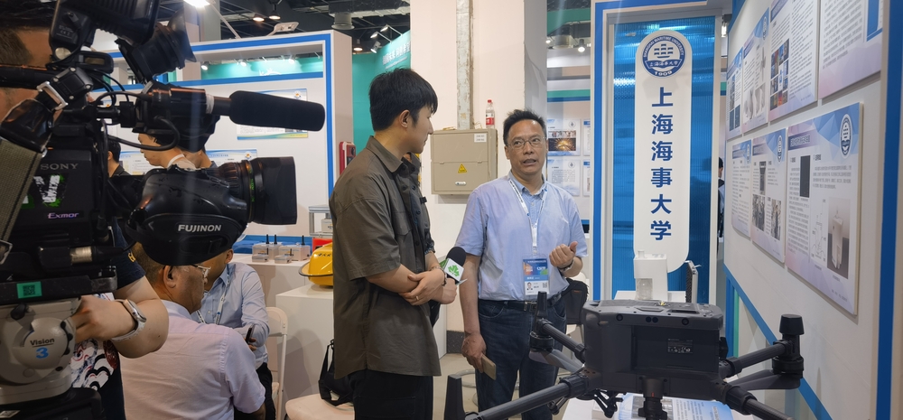 20240619010302371300.jpg 上海教育电视台《教育新闻》栏目采访学校课题组