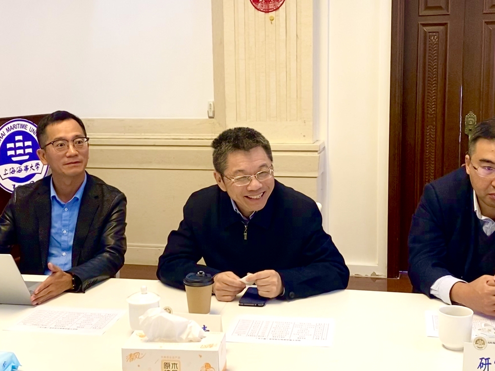 陆靖校长与博士生们交流