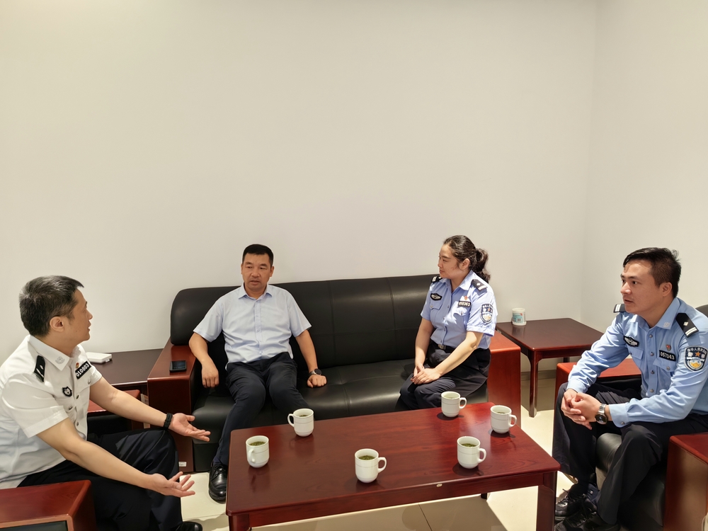 图1 在自贸区临港新片区公安处交流