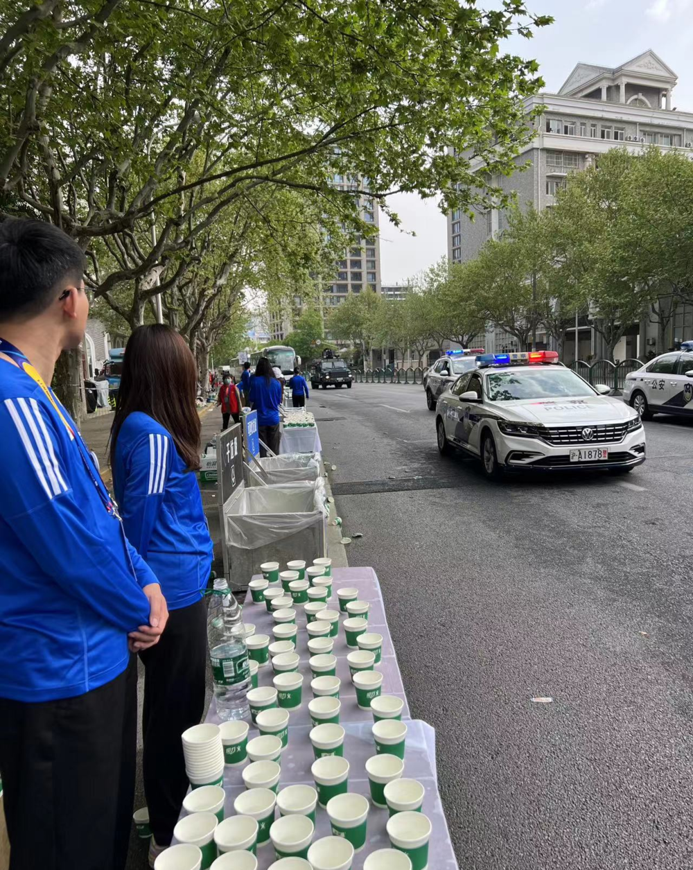 志愿者为参赛者发放饮水补给