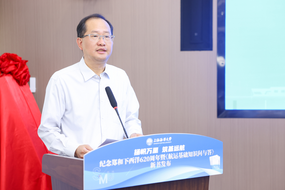 曹荣瑞副书记作新书介绍
