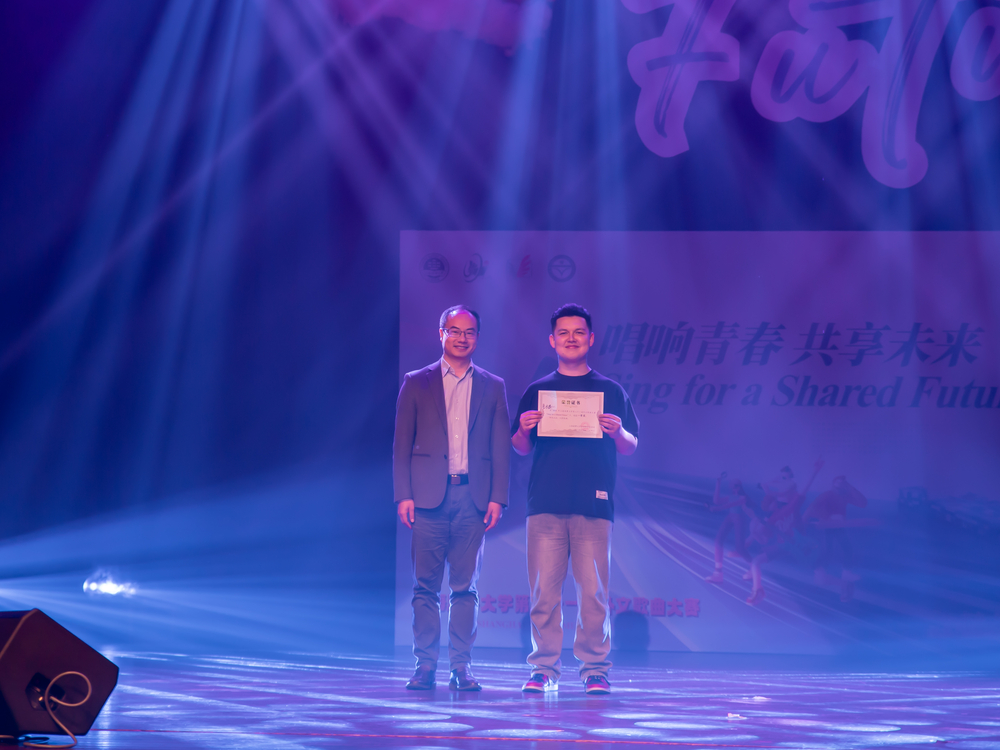20240429134930480300.jpg 赵大为老师为冠军颁奖