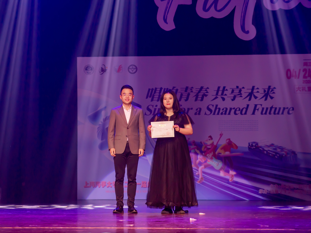 20240429134930766800.jpg 陈敦耀老师为季军颁奖