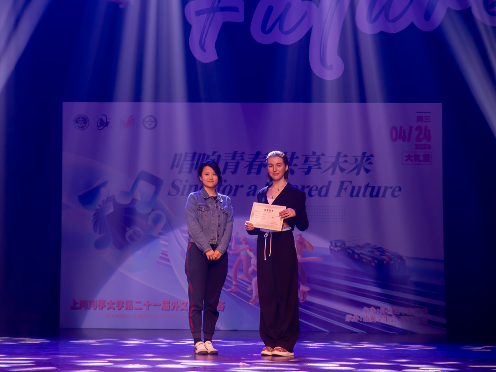 20240429134930623900.jpg 陈祯如老师为亚军颁奖