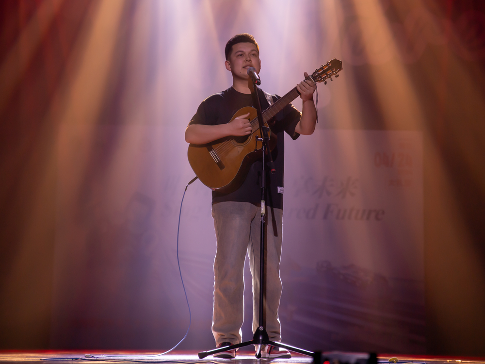 20240429134930131600.jpg 来自外国语学院的吾木提演唱