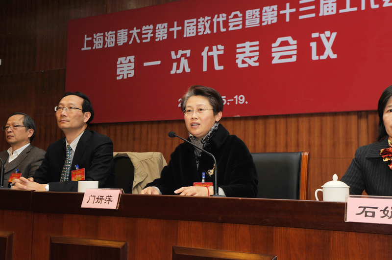 校党委副书记、纪委书记门妍萍主持大会 校党委副书记、纪委书记门妍萍主持大会