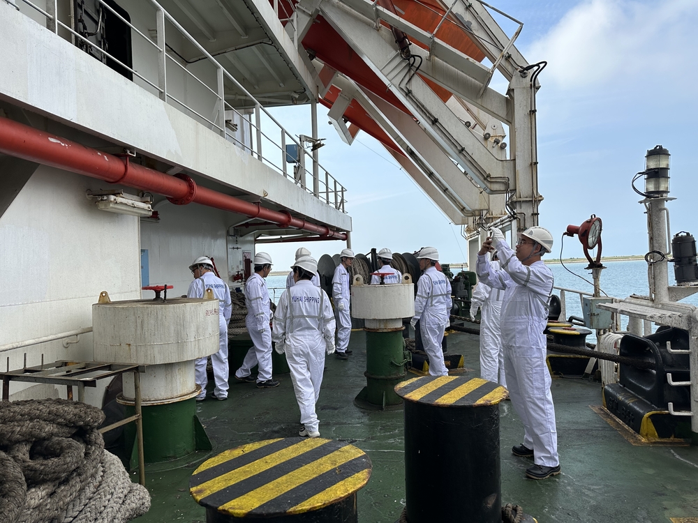 尾甲板设备观摩