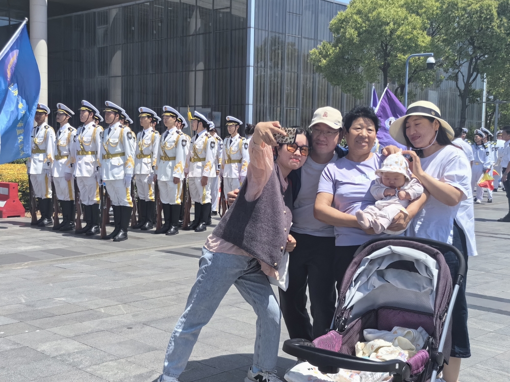 校友及家人在仪仗队前合影