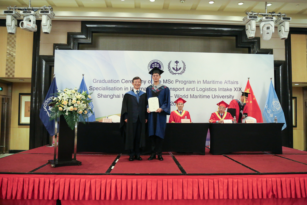 世界海事大学副校长文成赫宣布优秀学员并颁发证书