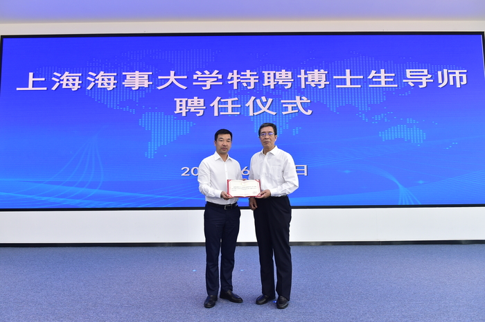李志鹏副书记为张连钢颁发聘书