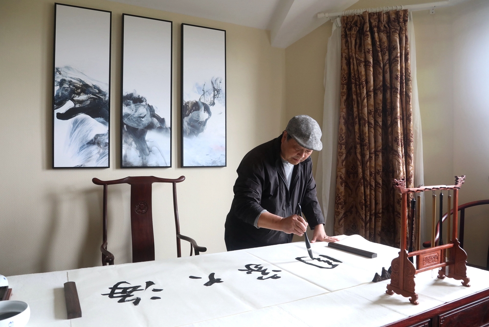 乐震文教授现场创作