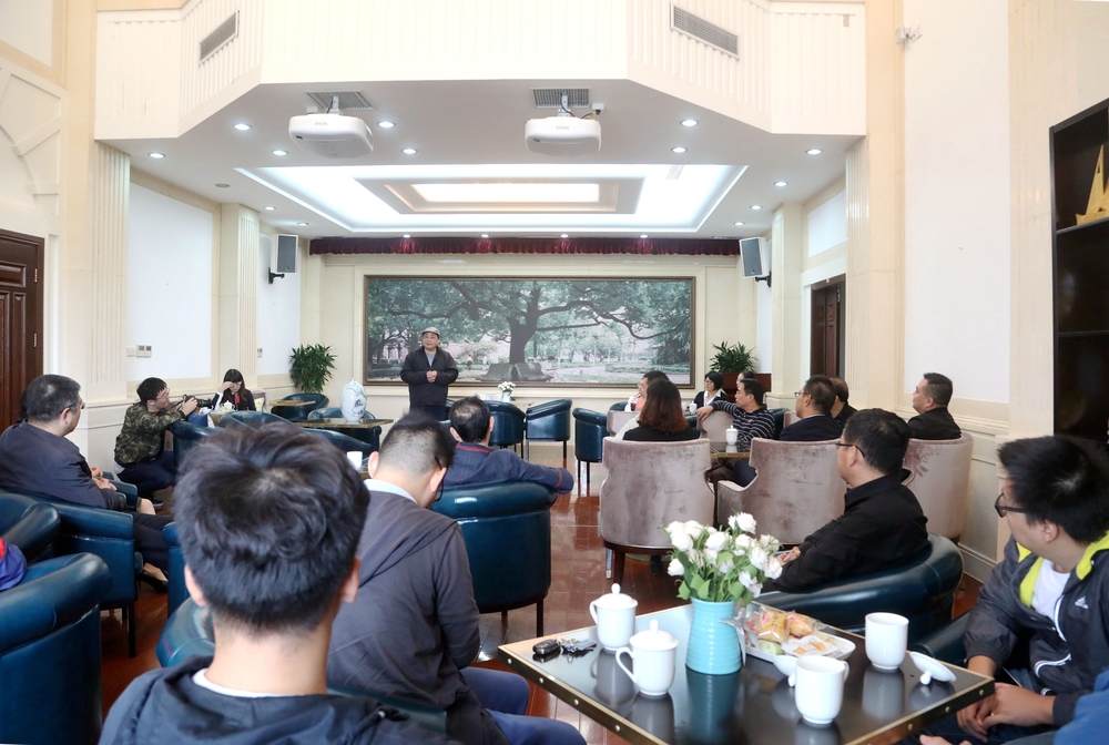 乐震文院长向学校捐赠字画和陶艺作品仪式现场