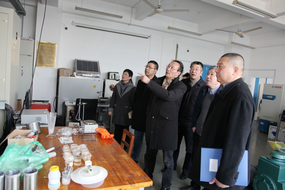 检查商船学院实验室