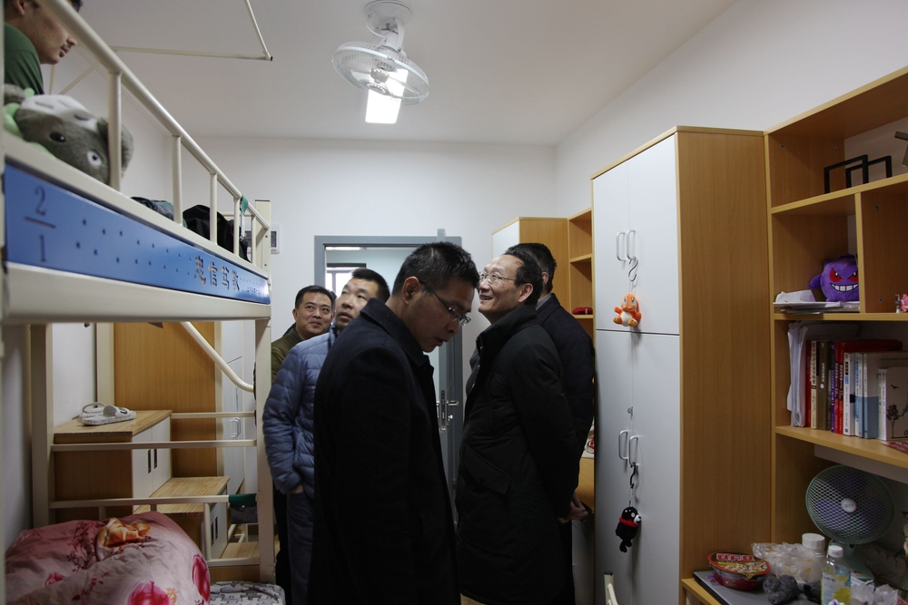 检查学生宿舍