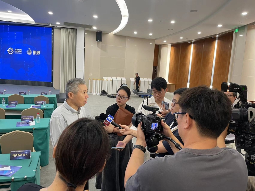 20230927130354603800.jpg “先进绿色低碳蓄能技术”科研团队负责人章学来教授接受媒体采访