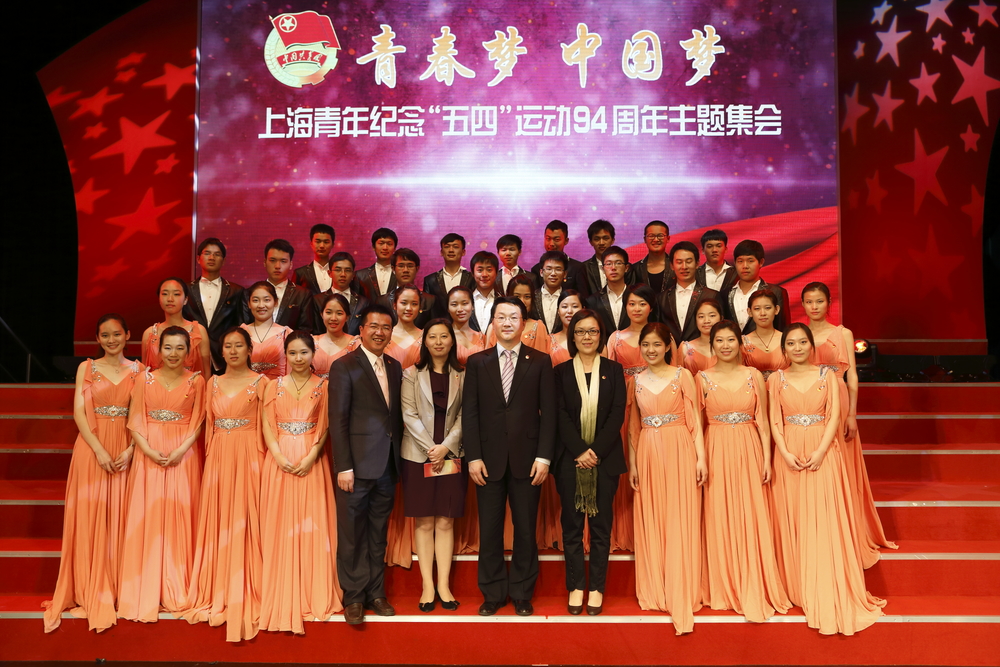 团市委领导与我校合唱团合影