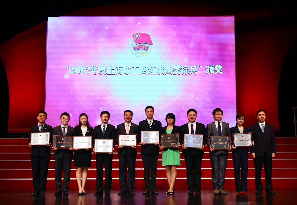 市委副书记李希与获奖团组织代表合影