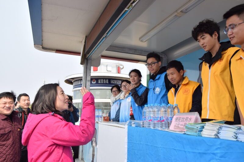 团市委徐未晚书记、王宇副书记、临港管委会党组陈杰书记慰问我校志愿者