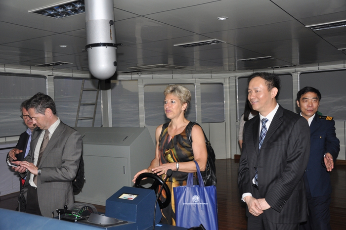 金永兴副校长陪同林佳夕总领事参观航海模拟器