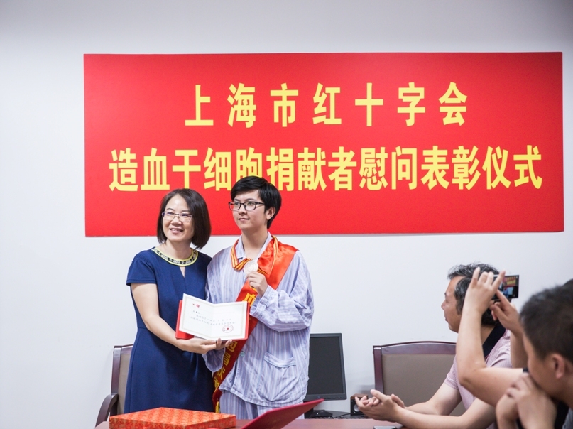 上海市红十字会向孙嘉元同学发放荣誉证书