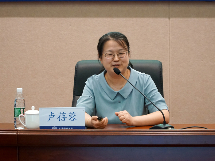 华东师范大学巡察办副主任卢蓓蓉作报告