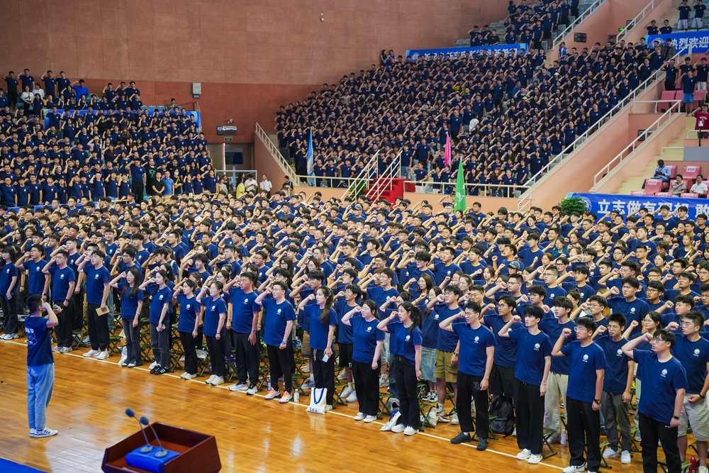 20240909220419737300.jpg 物流科学与工程研究院2024级博士研究生张港平同学带领全体新生宣誓