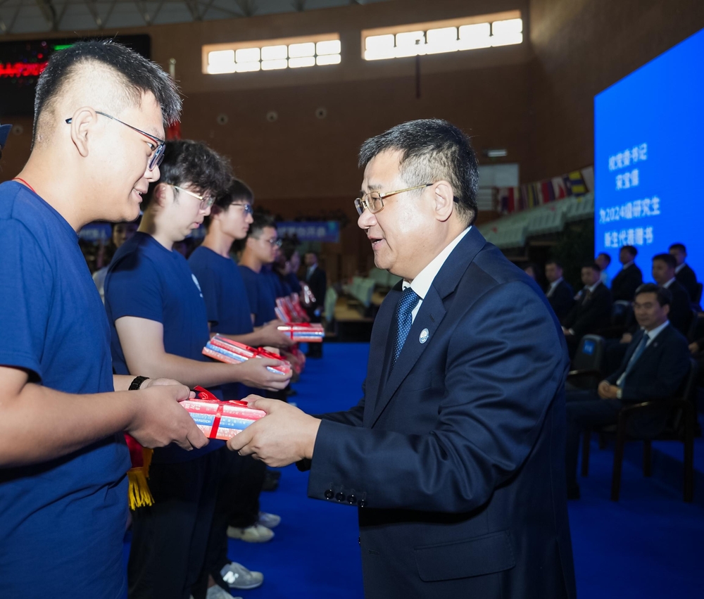 20240909220418389600.jpg 宋宝儒向新生代表赠书