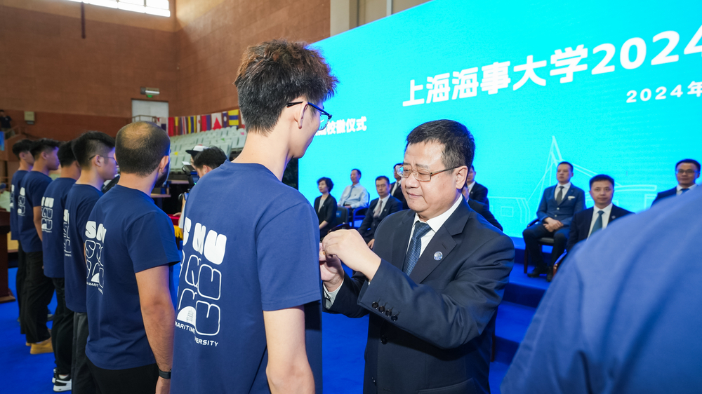 20240909220418803300.jpg 校领导为新生佩戴校徽