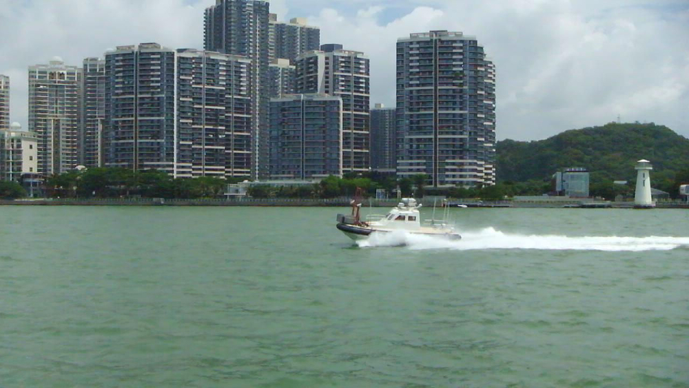 高速赶往溢油现场