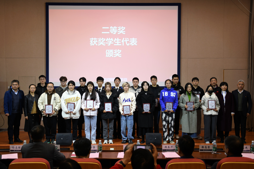 二等奖获奖学生领奖