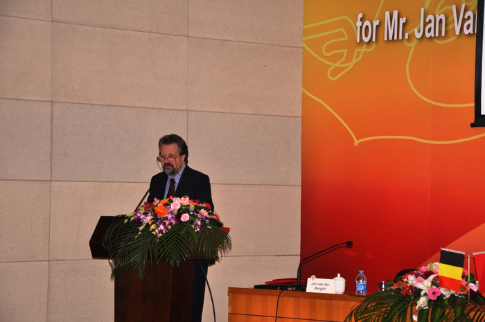 朱伯彦先生为我校学生作讲座