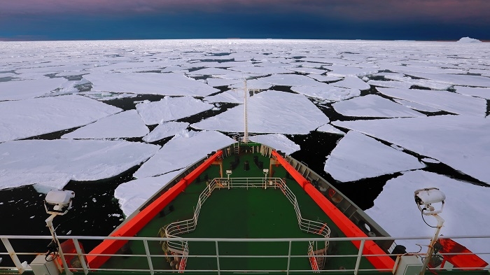 冰区航行(船头) 冰区航行(船头)