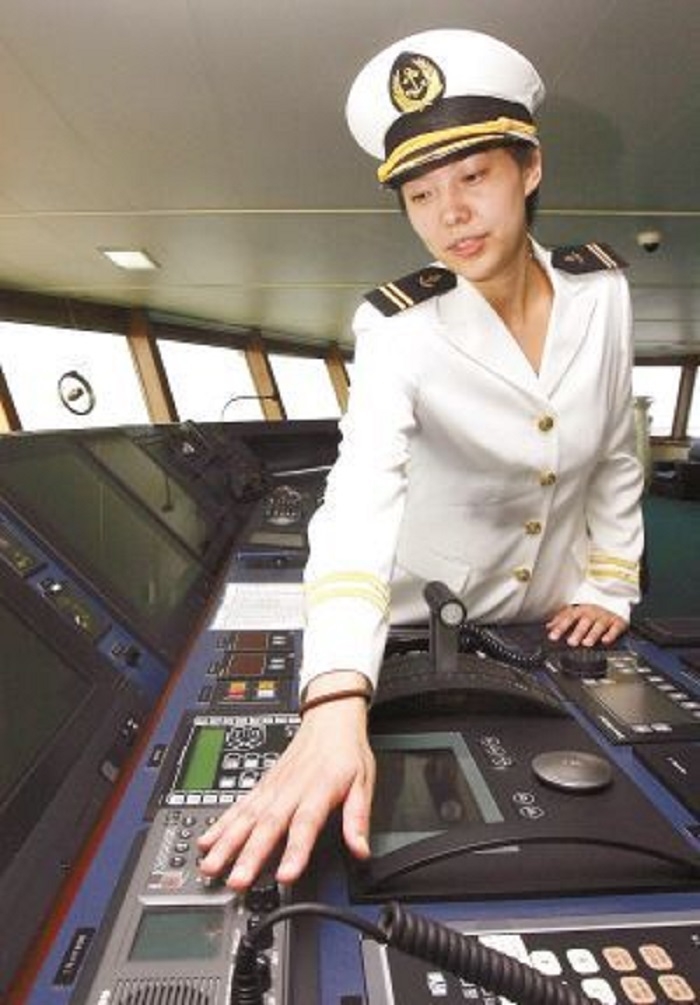 2009年10月,我校谢洁英老师参加中国第26次南极科考,成为“雪龙号”历史上首位女性驾驶员 2009年10月,我校谢洁英老师参加中国第26次南极科考,成为“雪龙号”历史上首位女性驾驶员