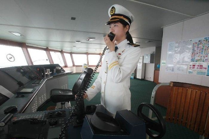 2012年7月,我校教师白响恩随我国第五次北极科学考察队登上“雪龙”号,成为中国第一位穿越北冰洋的女驾驶员 2012年7月,我校教师白响恩随我国第五次北极科学考察队登上“雪龙”号,成为中国第一位穿越北冰洋的女驾驶员