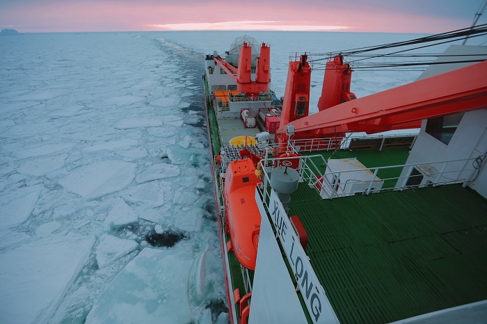 冰区航行(船尾) 冰区航行(船尾)