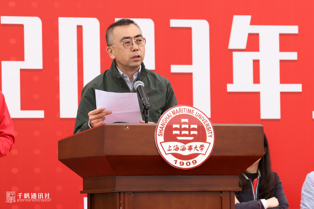 党委副书记、纪委书记严大龙宣布入场式比赛获奖名单