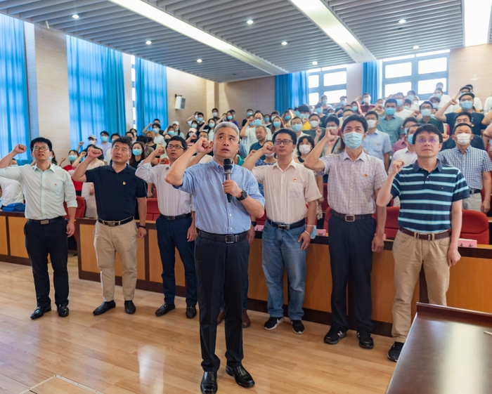 信息工程学院胡志武书记在集中收看现场带领全体党员重温入党誓词