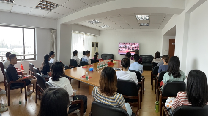 产业联合党总支浦东物业党支部组织集中收看大会直播