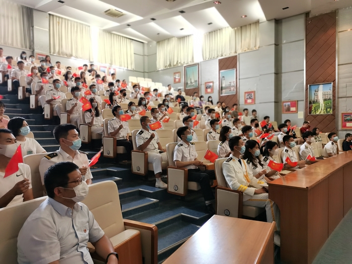 商船学院师生集中收看收听大会直播