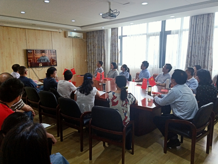 外国语学院师生党员集中收看大会直播