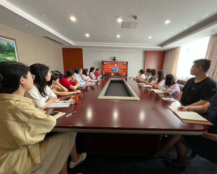 上海国际航运研究中心直属党支部组织收看大会直播