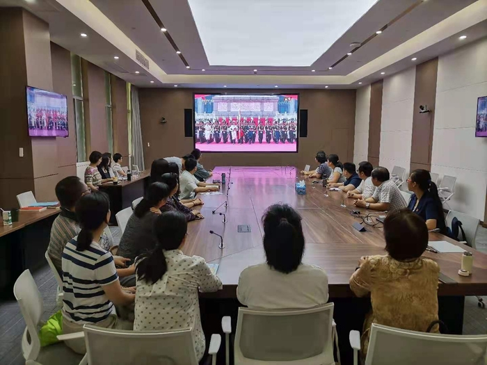 马克思学院党委组织集中收看大会直播