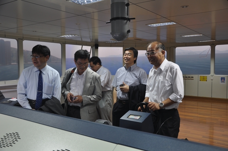 冈本信明校长一行参观我校航海模拟器