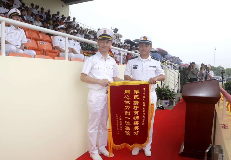 金永兴书记代表学校向承训部队赠送锦旗 金永兴书记代表学校向承训部队赠送锦旗