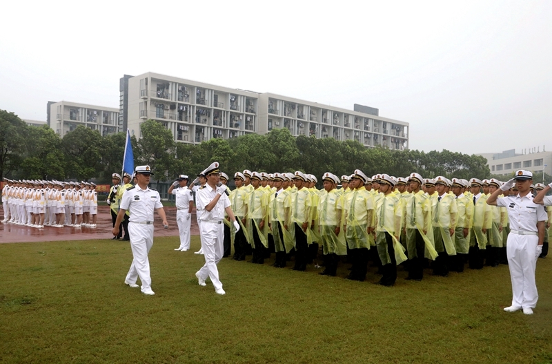 黄有方校长检阅军训方队 黄有方校长检阅军训方队